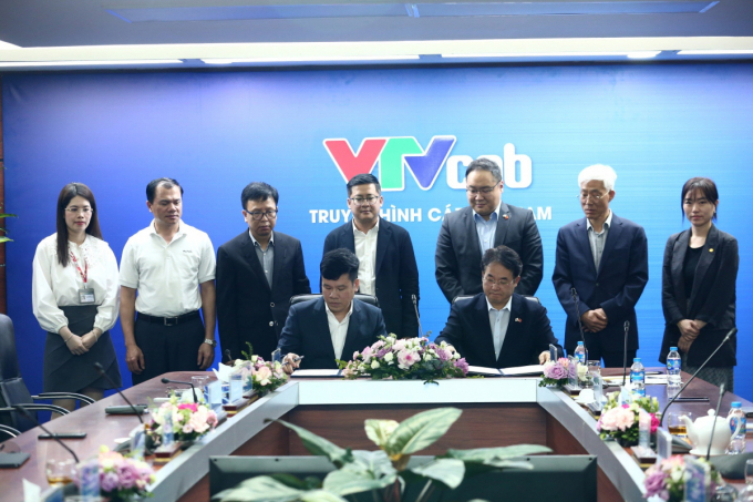  부이 후이 남 VTV 케이블 대표(앞줄 왼쪽)와 이동환 고양특례시장(앞줄 오른족)이 15일 베트남에서 방송영상산업 활성화 업무협약에 서명하고 있다. / 사진제공=고양특례시