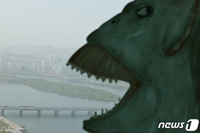 고비사막과 내몽골 고원 부근에서 발생한 황사의 영향으로 전국 미세먼지 농도가 '나쁨' 수준을 보인 17일 서울 시내 일대가 뿌옇게 보이고 있다. 2024.4.17/뉴스1 ⓒ News1 안은나 기자