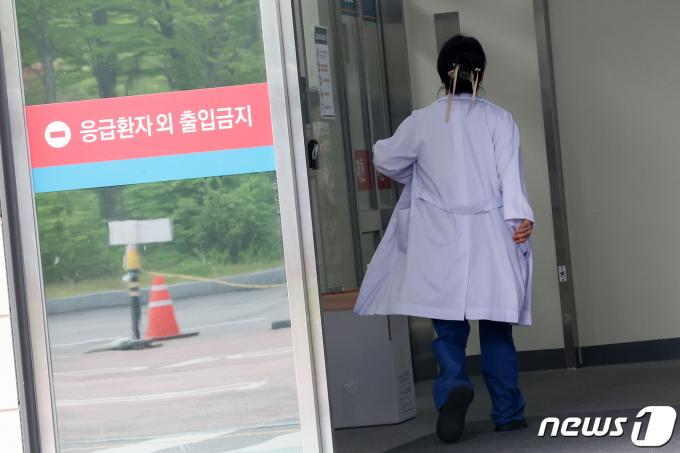 17일 서울 소재의 한 대학병원에서 한 의료진이 발걸음을 옮기고 있다. 2024.4.17/뉴스1 ⓒ News1 김성진 기자