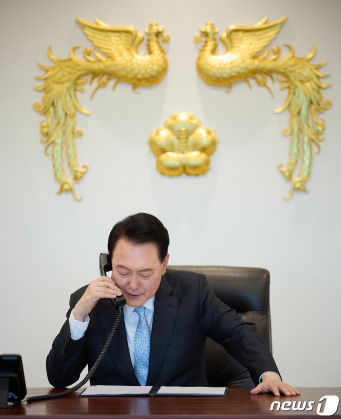 [사진] 인도네시아 대통령 당선인과 전화 통화하는 윤 대통령