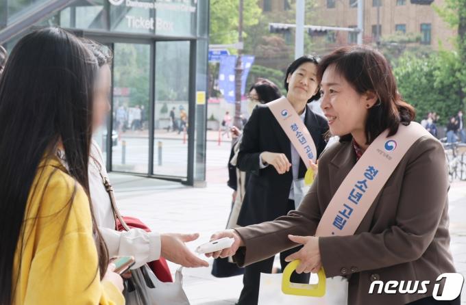 [사진] 신영숙 차관, 청소년 고립·은둔 예방 및 지원 사업 홍보