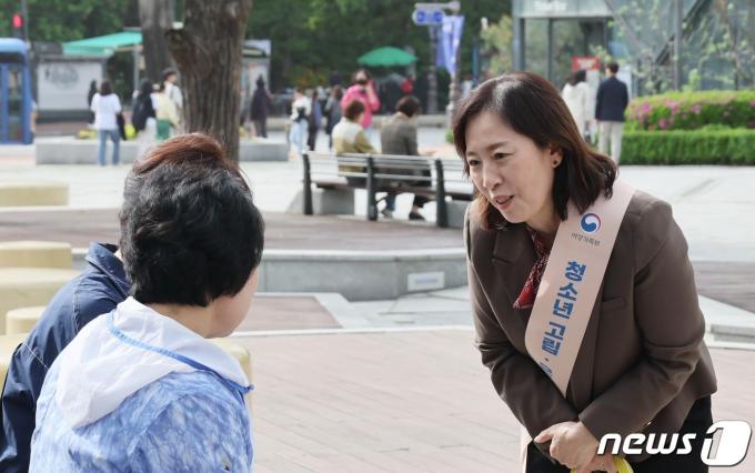 [사진] 청소년 고립·은둔 예방 및 지원 사업 홍보 나선 신영숙 차관