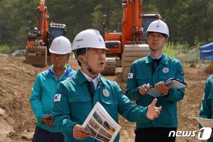 [사진] 산사태 피해 복구 현장 찾은 남성현 산림청장