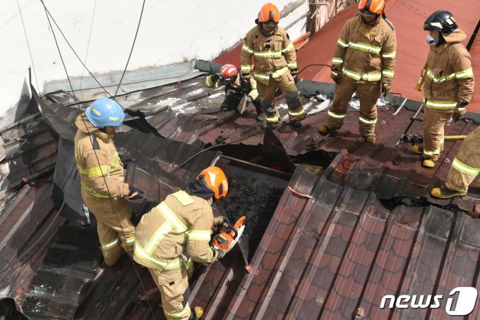 [사진] 신설동 커피숍 지붕 화재 발생…1시간여 만에 진압, 인명피해 無