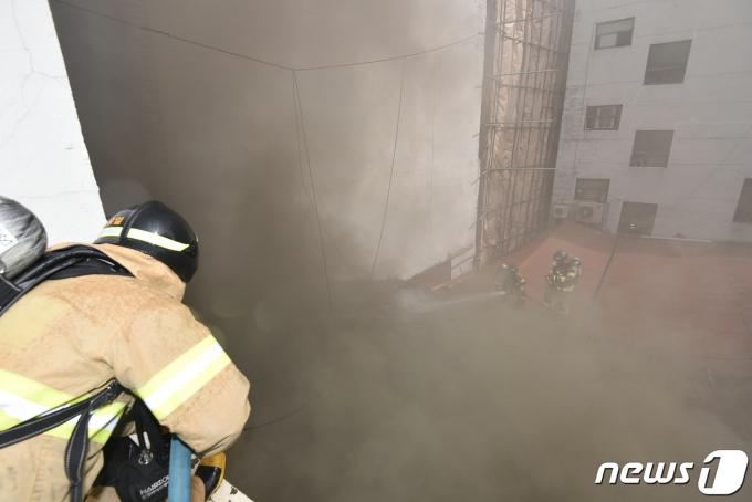 [사진] 신설동 커피숍 지붕 화재 발생…1시간여 만에 진압, 인명피해 無