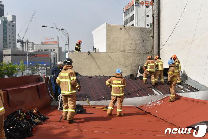 [사진] 신설동 커피숍 지붕 화재 발생…1시간여 만에 진압, 인명피해 無