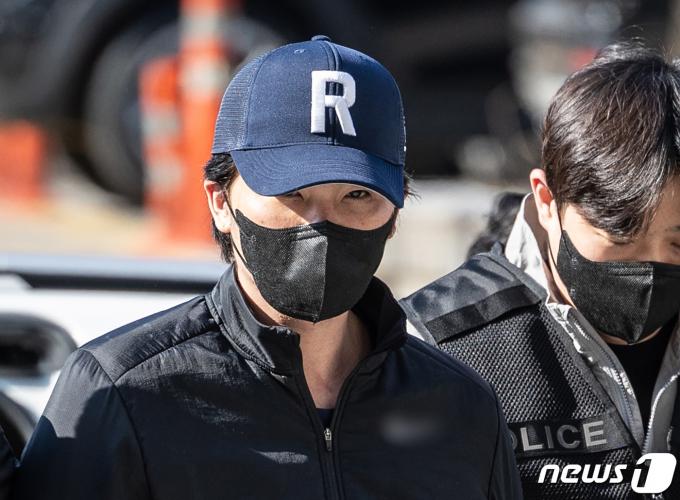 마약 투약 혐의로 체포된 전직 프로야구 선수 오재원 씨가 21일 오후 서울 서초구 서울중앙지방법원에서 열린 구속 전 피의자 심문(영장실질심사)에 출석하고 있다. 2024.3.21/뉴스1 ⓒ News1 이재명 기자