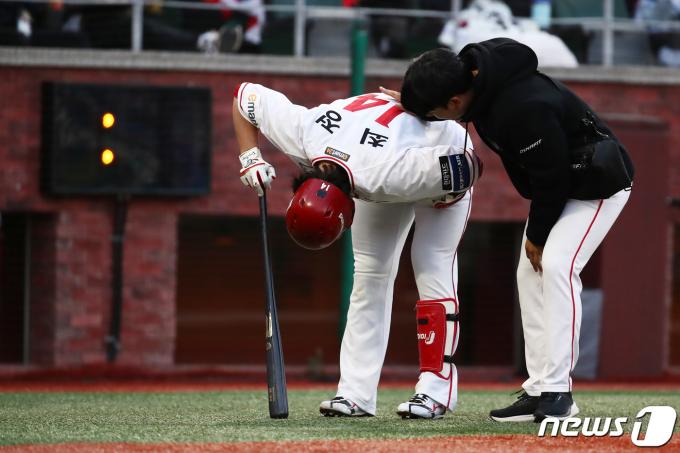 [사진] 고통스러워하는 최정
