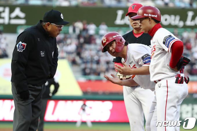 [사진] 고통스러운 최정 '안되겠어요'