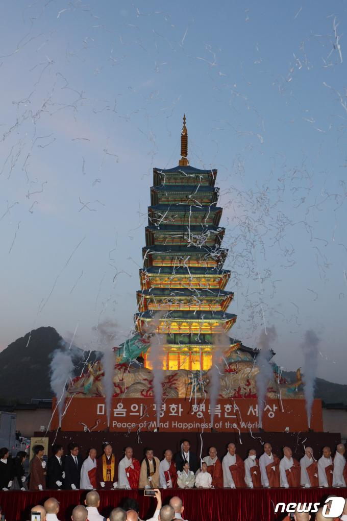 [사진] 광화문광장서 열리는 부처님오신날 봉축점등식