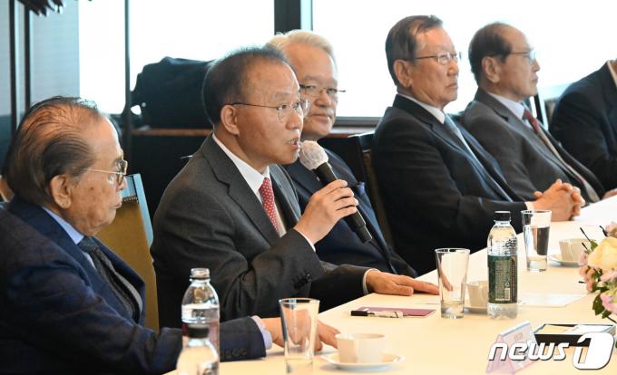 윤재옥 국민의힘 당대표 권한대행이 17일 서울 여의도 한 중식당에서 열린 상임고문단 간담회에서 발언하고 있다. (공동취재) 2024.4.17/뉴스1 ⓒ News1 임세영 기자
