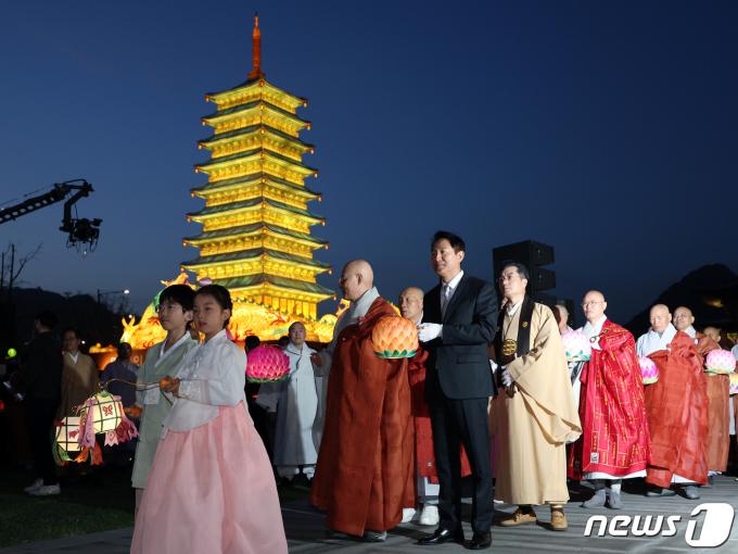 [사진] 2024 부처님오신날 봉축점등식 탑돌이