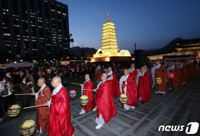 [사진] 2024 부처님오신날 봉축점등식 탑돌이