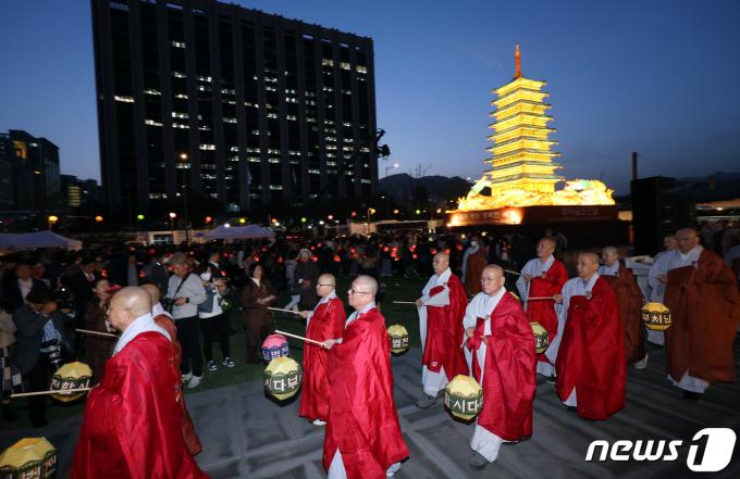 [사진] 부처님오신날 봉축점등식 탑돌이
