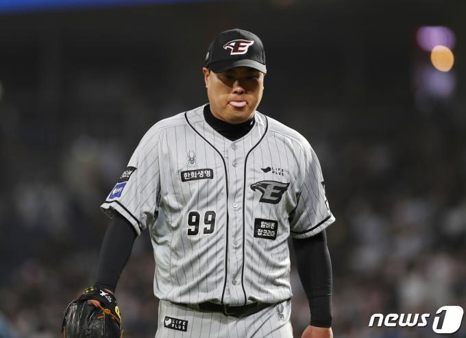 17일 오후 경남 창원시 마산회원구 창원NC파크에서 열린 '2024 신한 SOL 뱅크 KBO리그' NC 다이노스와 한화 이글스의 경기, 3회말 한화 류현진이 이닝을 끝낸 뒤 더그아웃으로 향하고 있다. 2024.4.17/뉴스1 ⓒ News1 윤일지 기자
