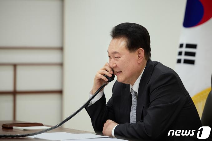 [사진] 기시다 일본 총리와 통화하는 윤 대통령