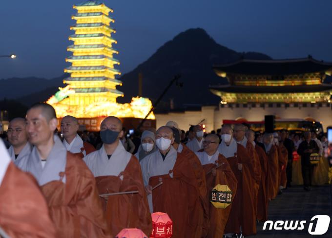 [사진] 2024 부처님오신날 봉축점등식 탑돌이