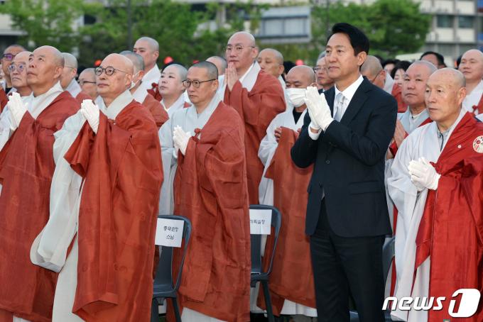 [사진] 봉축점등식 참석한 오세훈 시장