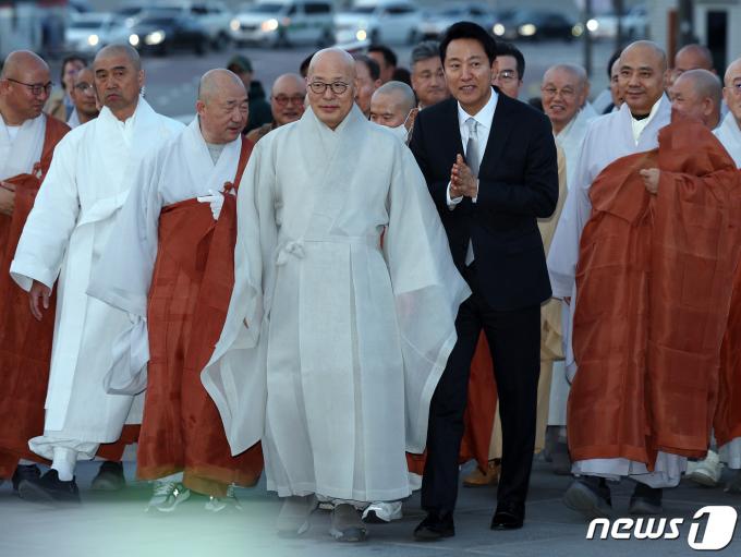[사진] 2024 부처님오신날 봉축점등식 참석하는 오세훈 시장