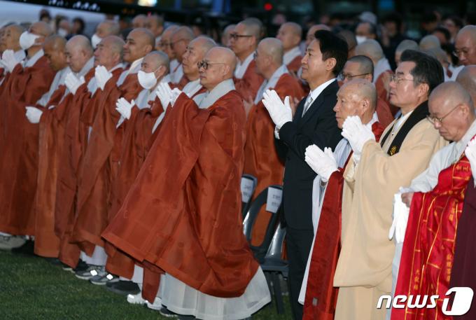 [사진] 봉축점등식 참석한 오세훈 시장