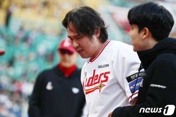 17일 오후 인천시 미추홀구 문학동 SSG랜더스필드에서 열린 프로야구 '2024 신한 SOL 뱅크 KBO리그' KIA 타이거즈와 SSG 랜더스의 경기, SSG 최정이 1회말 2사 상황 때 몸에 맞는 볼로 1루에 진루한 뒤 고통스러워하며 교체돼 더그아웃으로 향하고 있다. 2024.4.17/뉴스1 ⓒ News1 이광호 기자