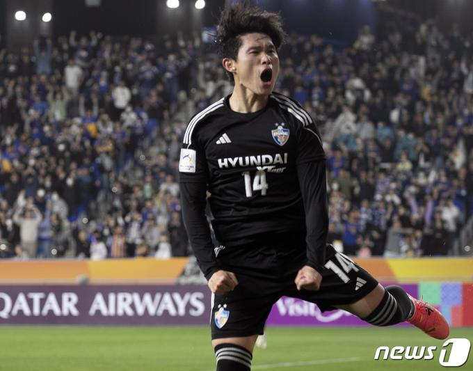 17일 오후 울산문수축구경기장에서 열린 '2023-24 아시아축구연맹(AFC) 챔피언스리그(ACL) 4강1차전에서 HD현대 이동경이 선제골을 넣고 세레머니를 하고 있다.2024.4.17/뉴스1 ⓒ News1 김지혜 기자