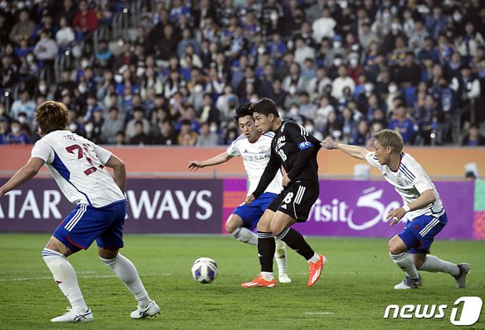 17일 오후 울산문수축구경기장에서 열린 '2023-24 아시아축구연맹(AFC) 챔피언스리그(ACL) 요코하마(일본)와의 4강 1차전에서 HD현대 주민규가 수비를 뚫고 드리블을 하고 있다. 2024.4.17/뉴스1 ⓒ News1 김지혜 기자