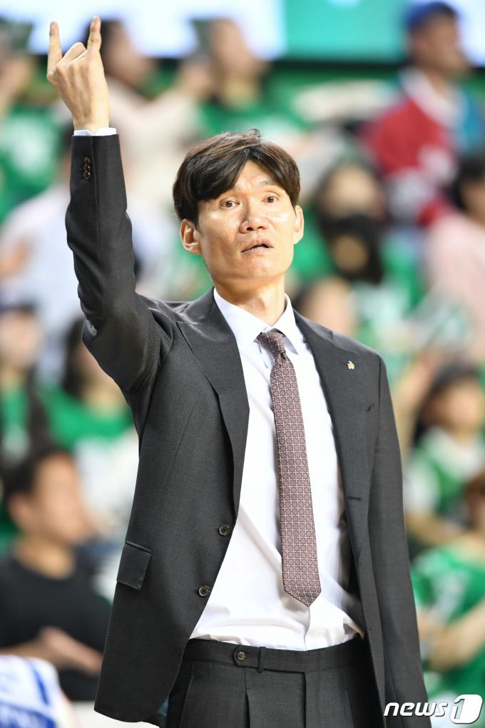 [사진] 작전 지시하는 김주성 감독
