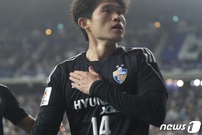 17일 오후 울산문수축구경기장에서 열링 '2023-24 아시아축구연맹(AFC) 챔피언스리그(ACL) 4강1차전에서 HD현대 이동경이 선제골을 넣고 세레머니를 하고 있다.2024.4.17/뉴스1 ⓒ News1 김지혜 기자