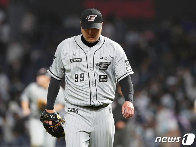 17일 오후 경남 창원시 마산회원구 창원NC파크에서 열린 '2024 신한 SOL 뱅크 KBO리그' NC 다이노스와 한화 이글스의 경기, 6회말 한화 류현진이 이닝을 끝낸 후 더그아웃으로 향하고 있다. 2024.4.17/뉴스1 ⓒ News1 윤일지 기자