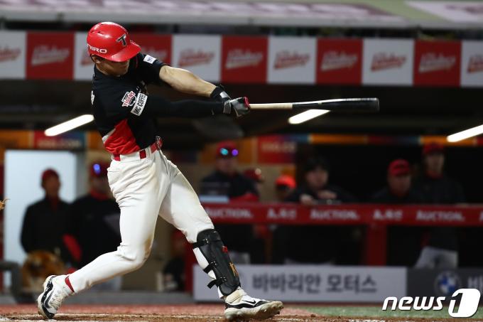 17일 오후 인천시 미추홀구 문학동 SSG랜더스필드에서 열린 프로야구 '2024 신한 SOL 뱅크 KBO리그' KIA 타이거즈와 SSG 랜더스의 경기, KIA 김도영이 7회초 1사 1,2루 상황때 홈런을 날리고 있다. 2024.4.17/뉴스1 ⓒ News1 이광호 기자