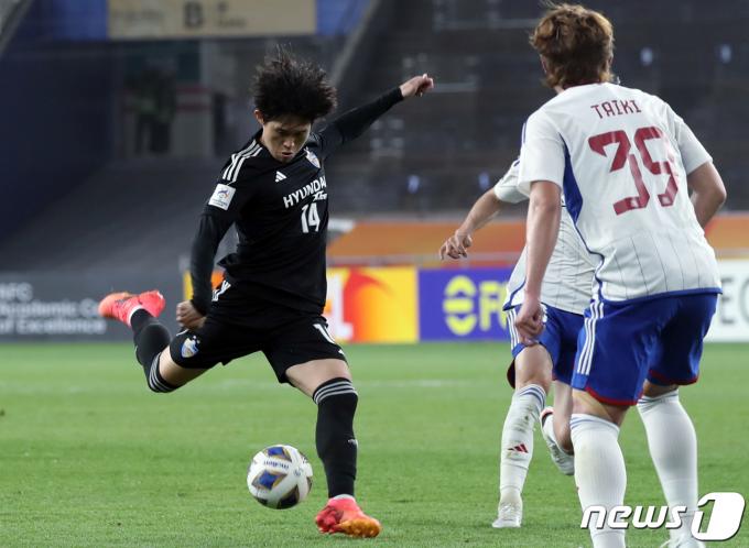 17일 오후 울산문수축구경기장에서 열린 '2023-24 아시아축구연맹(AFC) 챔피언스리그(ACL) 요코하마(일본)와의 4강 1차전에서 HD현대 이동경이 슛을 하고 있다. 2024.4.17/뉴스1 ⓒ News1 김지혜 기자