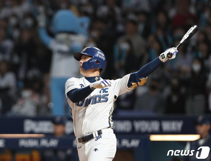 17일 오후 경남 창원시 마산회원구 창원NC파크에서 열린 '2024 신한 SOL 뱅크 KBO리그' NC 다이노스와 한화 이글스의 경기, 4회말 2사 1, 2루 상황 NC 김성욱이 역전 3점 홈런을 때리고 있다. 2024.4.17/뉴스1 ⓒ News1 윤일지 기자