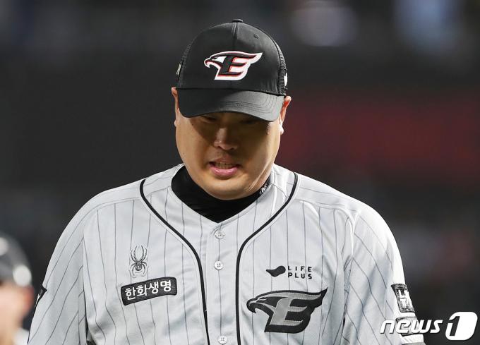17일 오후 경남 창원시 마산회원구 창원NC파크에서 열린 '2024 신한 SOL 뱅크 KBO리그' NC 다이노스와 한화 이글스의 경기, 7회말 한화 류현진이 이닝을 끝낸 후 더그아웃을 향하고 있다. 2024.4.17/뉴스1 ⓒ News1 윤일지 기자