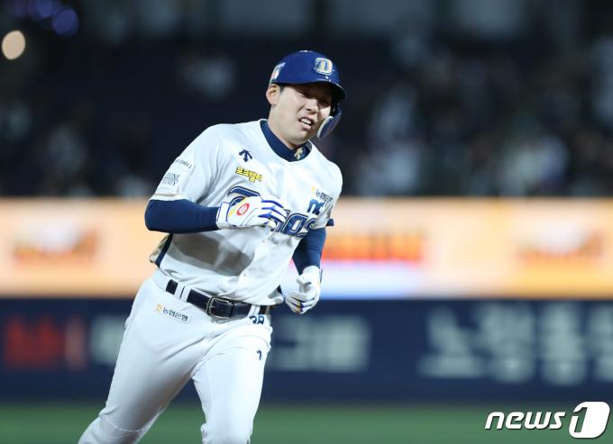 17일 오후 경남 창원시 마산회원구 창원NC파크에서 열린 '2024 신한 SOL 뱅크 KBO리그' NC 다이노스와 한화 이글스의 경기, 4회말 2사 1, 2루 상황 NC 김성욱이 역전 3점 홈런을 때린 뒤 그라운드를 돌고 있다. 2024.4.17/뉴스1 ⓒ News1 윤일지 기자