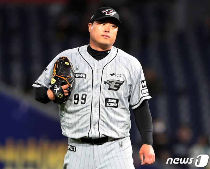 17일 오후 경남 창원시 마산회원구 창원NC파크에서 열린 '2024 신한 SOL 뱅크 KBO리그' NC 다이노스와 한화 이글스의 경기, 4회말 2사 1, 2루 상황 한화 류현진이 NC 김성욱에 역전 3점 홈런을 허용한 뒤 아쉬워하고 있다. 2024.4.17/뉴스1 ⓒ News1 윤일지 기자