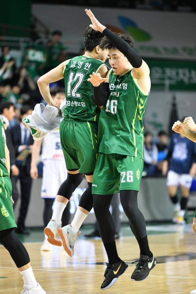 원주 DB가 17일 열린 4강 플레이오프 2차전에서 부산 KCC를 꺾고 시리즈 전적 1승1패를 기록했다. (KBL 제공)
