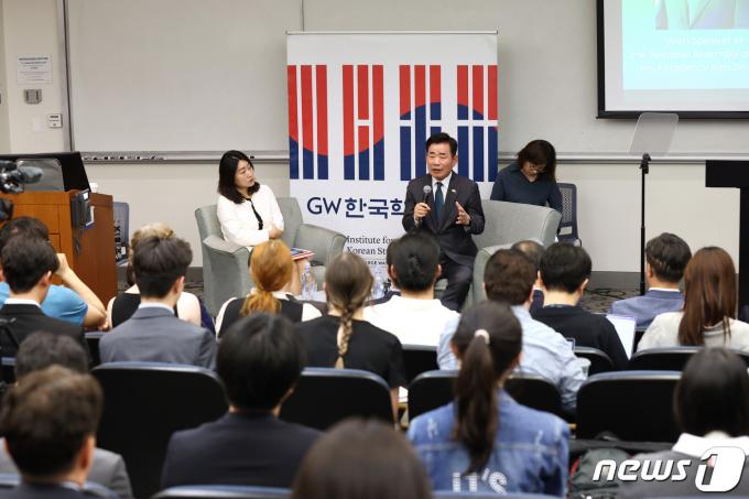 미국을 방문 중인 김진표 국회의장이 17일(현지시간) 워싱턴DC 조지워싱턴대 한국학연구소에서 대담을 하고 있다.