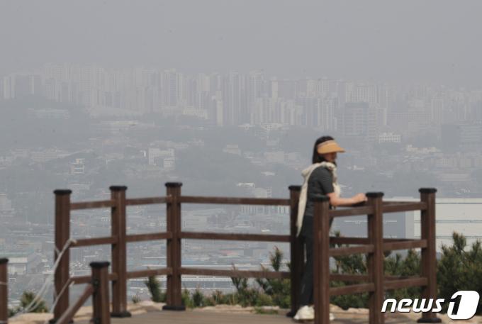 전국적으로 황사가 나타난 17일 오전 경기 오산시 보적사에서 바라본 도심이 미세먼지 영향으로 뿌옇게 보이고 있다. 2024.4.17/뉴스1 ⓒ News1 김영운 기자