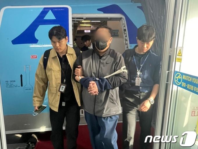 약 30억 원대 사기를 저지르고 해외로 도피한 A 씨를 경찰이 국내로 송환하고 있다. (경찰청 제공)