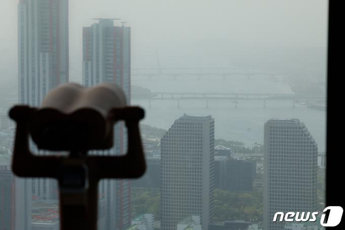 황사가 밀려온 17일 서울 도심이 뿌옇게 보이고 있다. 2024.4.17/뉴스1 ⓒ News1 안은나 기자