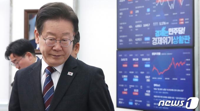 이재명 더불어민주당 대표가 17일 오전 서울 여의도 국회에서 열린 최고위원회의에서 발언을 마치고 나서고 있다. 2024.4.17/뉴스1 ⓒ News1 임세영 기자