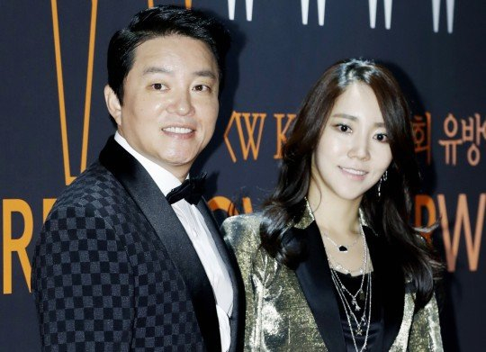배우 이범수와 이혼 분쟁 중인 통역가 이윤진이 모의총포를 자진 신고했다고 밝혔다. 사진은 지난 2017년 서울 드래곤시티에서 열린 더블유 코리아 '제12회 유방암 인식 향상 캠페인 자선 행사 레드카펫 행사에 참석한 배우 이범수와 아나운서 출신 영어통역가 이윤진. /사진=뉴스1