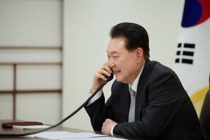윤석열 대통령이 기시다 후미오 일본 총리와 지난 17일 전화 회담을 진행했다. 사진은 윤 대통령이 지난 17일 서울 용산 대통령실 청사에서 기시다 후미오 일본 총리와 전화 통화를 하는 모습. /사진=뉴시스(대통령실 제공) 