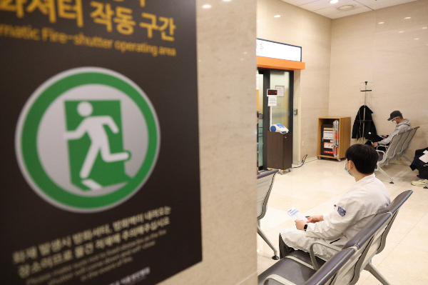 정부가 이번 의료사태와 관련해 의과대학 졸업생들에게 해외 수련추천서를 고의로 발급하지 않고 있다는 의혹이 일었다. 이데 복지부는 사실이 아니라고 반박했다. 지난달 13일 서울의 한 종합병원에서 한 의료진이 진료 받기 위해 대기하고 있다. /사진=뉴스1 
