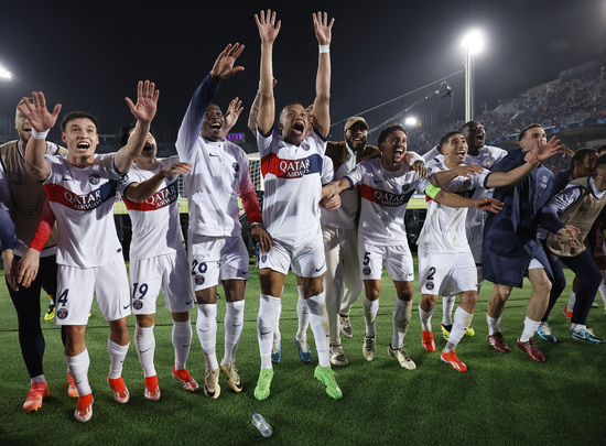 파리 생제르맹(PSG)이 지난 16일(한국시각) 바르셀로나를 꺾고 챔피언스리그 4강에 진출했다. 사진은 4강행이 확정된 PSG 선수들이 환호하는 모습. /사진=로이터