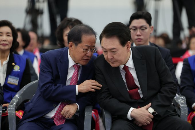 윤석열 대통령이 홍준표 대구시장과 최근 만찬 회동을 가졌다는 사실이 뒤늦게 알려졌다. 사진은 윤 대통령(오른쪽)이 지난해 11월7일 대구 북구 엑스코에서 열린 2023년 바르게살기운동 전국회원대회에서 홍 시장과 대화 나누는 모습. /사진=뉴시스(대통령실 제공)