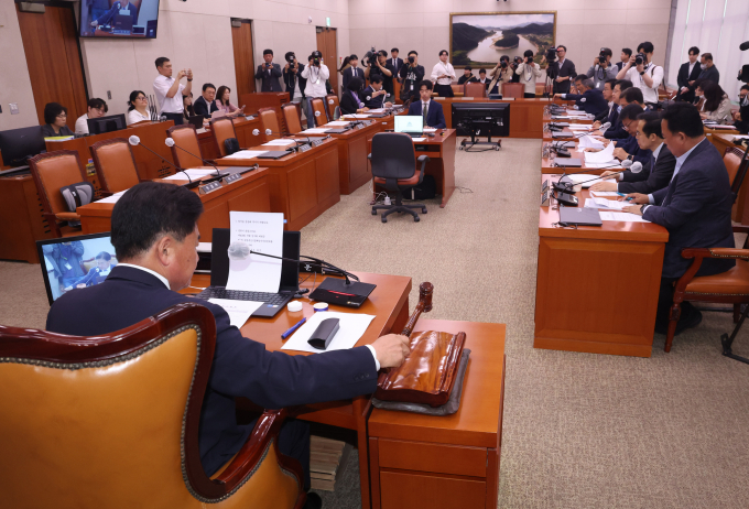민주당이 18일 국회 농해수위 전체회의를 단독 소집해 '양곡관리법' 개정안을 본회의에 직회부했다. 사진은 소병훈 국회 농해수위위원장이 18일 서울 여의도 국회에서 열린 농림축산식품해양수산위원회 전체회의에서 '양곡관리법 개정안'과 '농산물 가격 안정법 개정안'을 국회 본회의에 직회부하는 안을 가결하는 모습. /사진=뉴스1