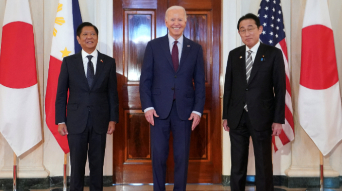 오는 5월2일 미국 하와이에서 미국·일본·호주·필리핀 4국이 참여하는 4개국 국방장관 회의가 열릴 것으로 전망된다. 사진은 왼쪽부터 페르디난드 마르코스 필리핀 대통령, 조 바이든 미국 대통령, 기시다 후미오 일본 총리의 모습. /사진=로이터