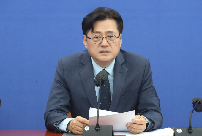 홍익표 더불어민주당 원내대표가 18일 정책조정회의에서 정부와 여당에게 추가경정예산(추경)안 편성 협력을 제안했다. 사진은 홍 원내대표가 18일 서울 여의도 국회에서 열린 정책조정회의에서 발언하는 모습. /사진=뉴스1